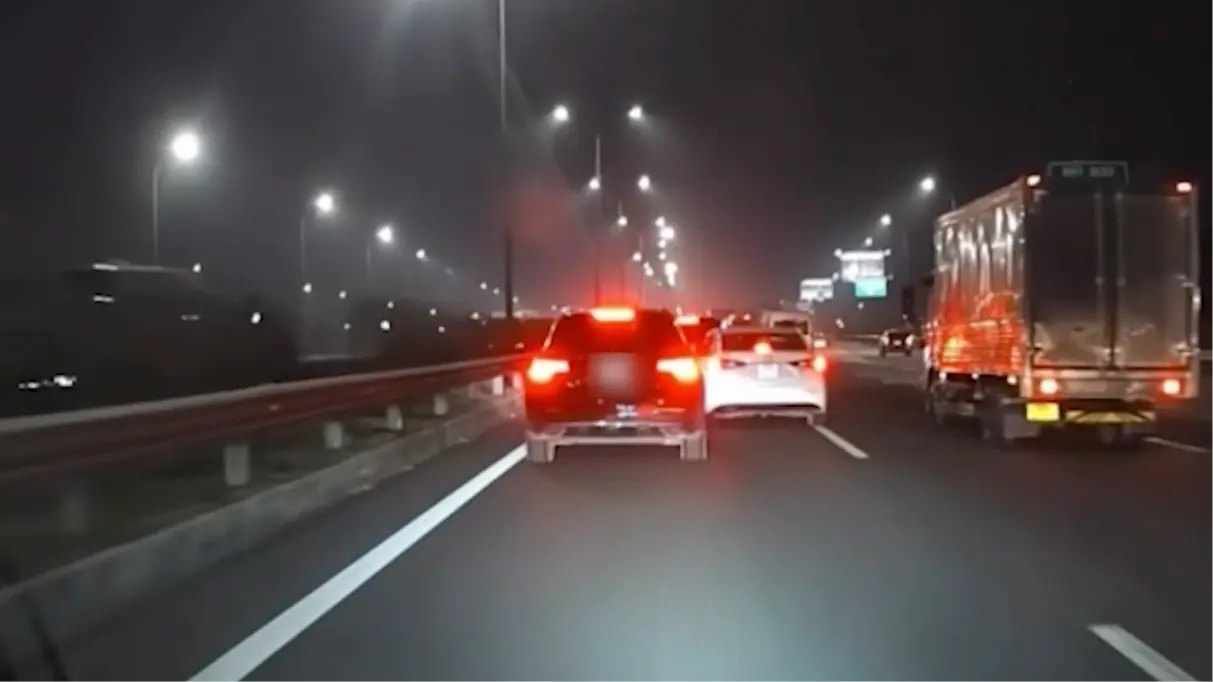 Xe tải đâm vào xe khác đang dừng do mất tập trung